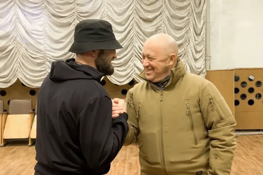 Евгений Пригожин награждает медалью «За отвагу» одного из экс-заключенных. Фото: опубликовано 4 января 2023 в Telegram-канале «Международный ФАН».