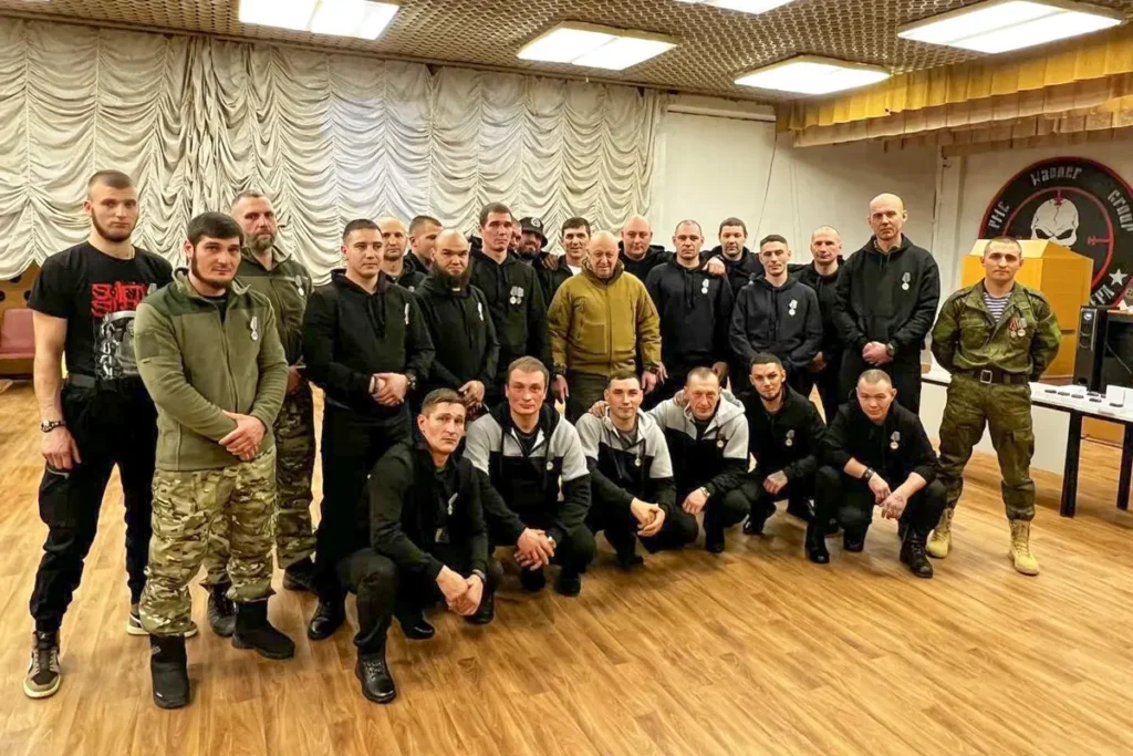 Анатолий Сальмин (крайний справа) на групповом фото вместе с Евгением Пригожиным после награждения медалью «За отвагу». Фото: опубликовано 4 января 2023 в Telegram-канале «Международный ФАН».