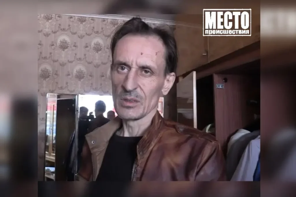 Скриншот из видео с Константином Филатовым с места преступления. Источник: видео из паблика ВКонтакте «Место Происшествия/Первый городской Киров».