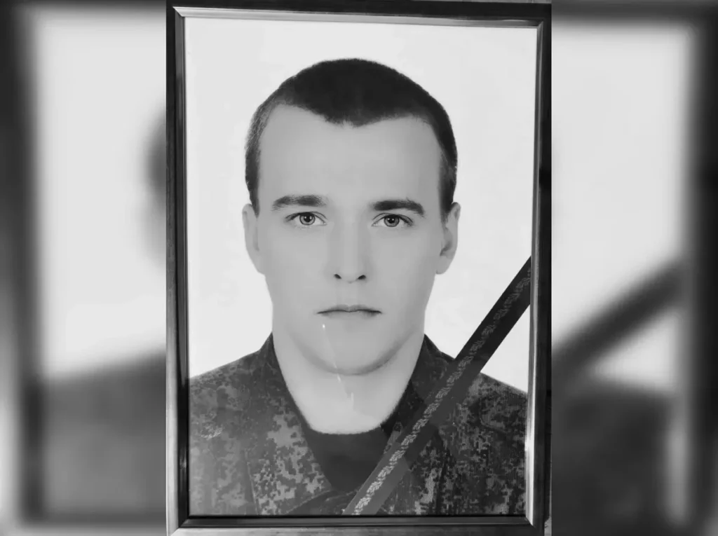 Портрет Владислава Еренчука с траурной лентой, опубликованный в паблике VK «Мемориал героев» 4 мая 2022 с подписью «Героически погиб под Новобахмуткой».