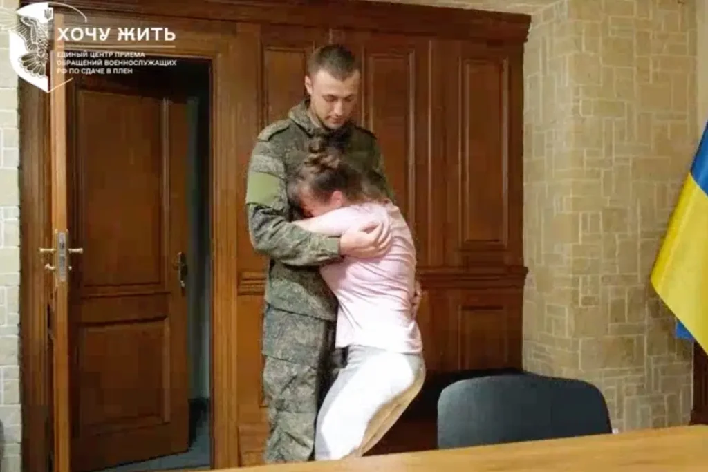 Военнопленный Евгений Калашников обнимает мать на встрече в эфире украинского проекта «Хочу жить» в августе 2023. Источник: скриншот видео из телеграм-канала проекта «Хочу жить».