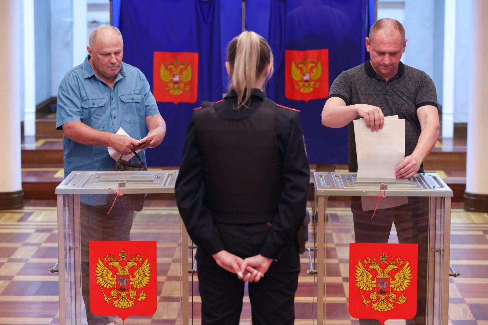Голосование на избирательном участке в концертном зале «Ассамблея» в Единый день голосования 2024 года