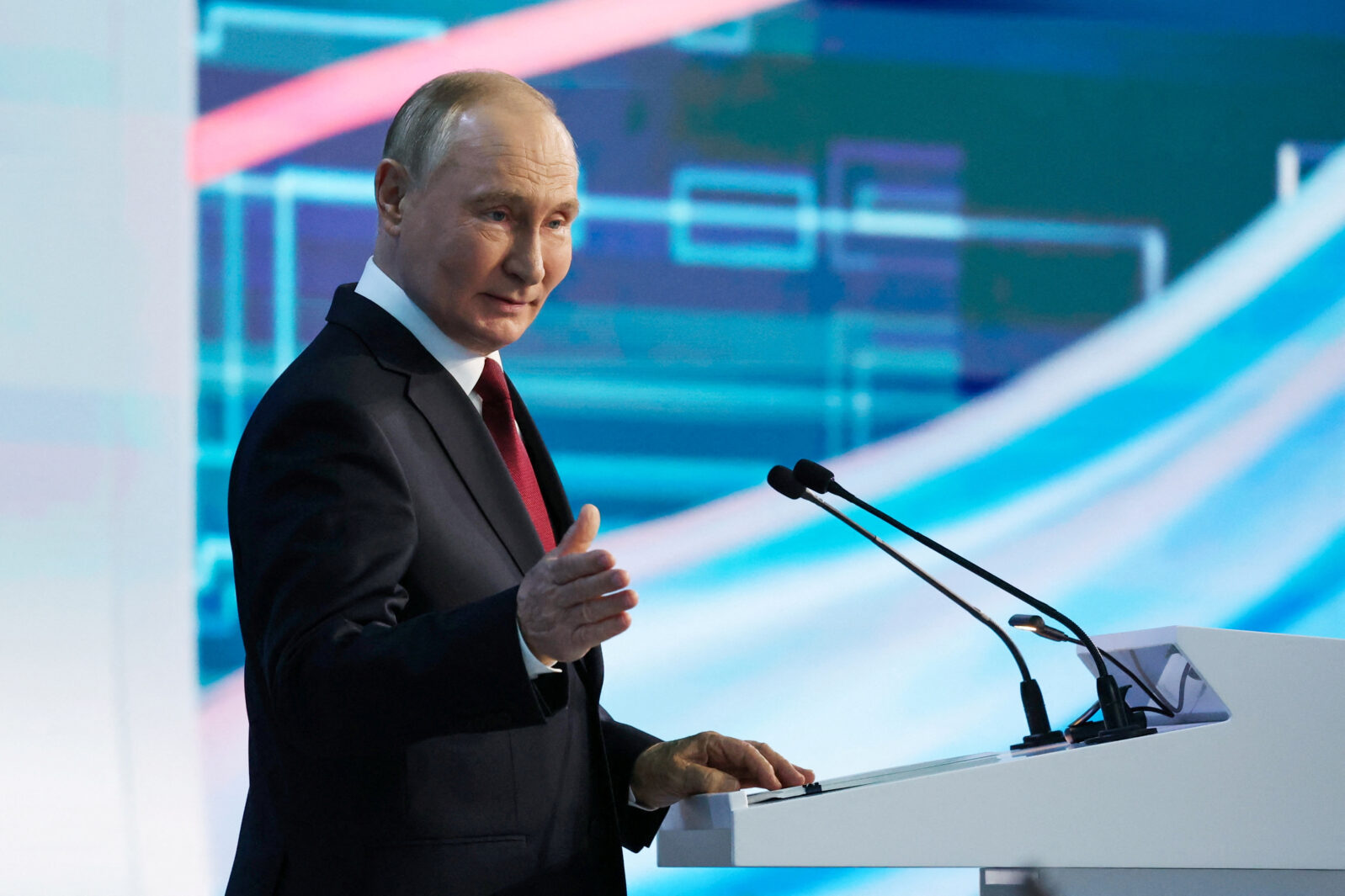 Владимир Путин на форуме «Российская энергетическая неделя» в Москве<br />
