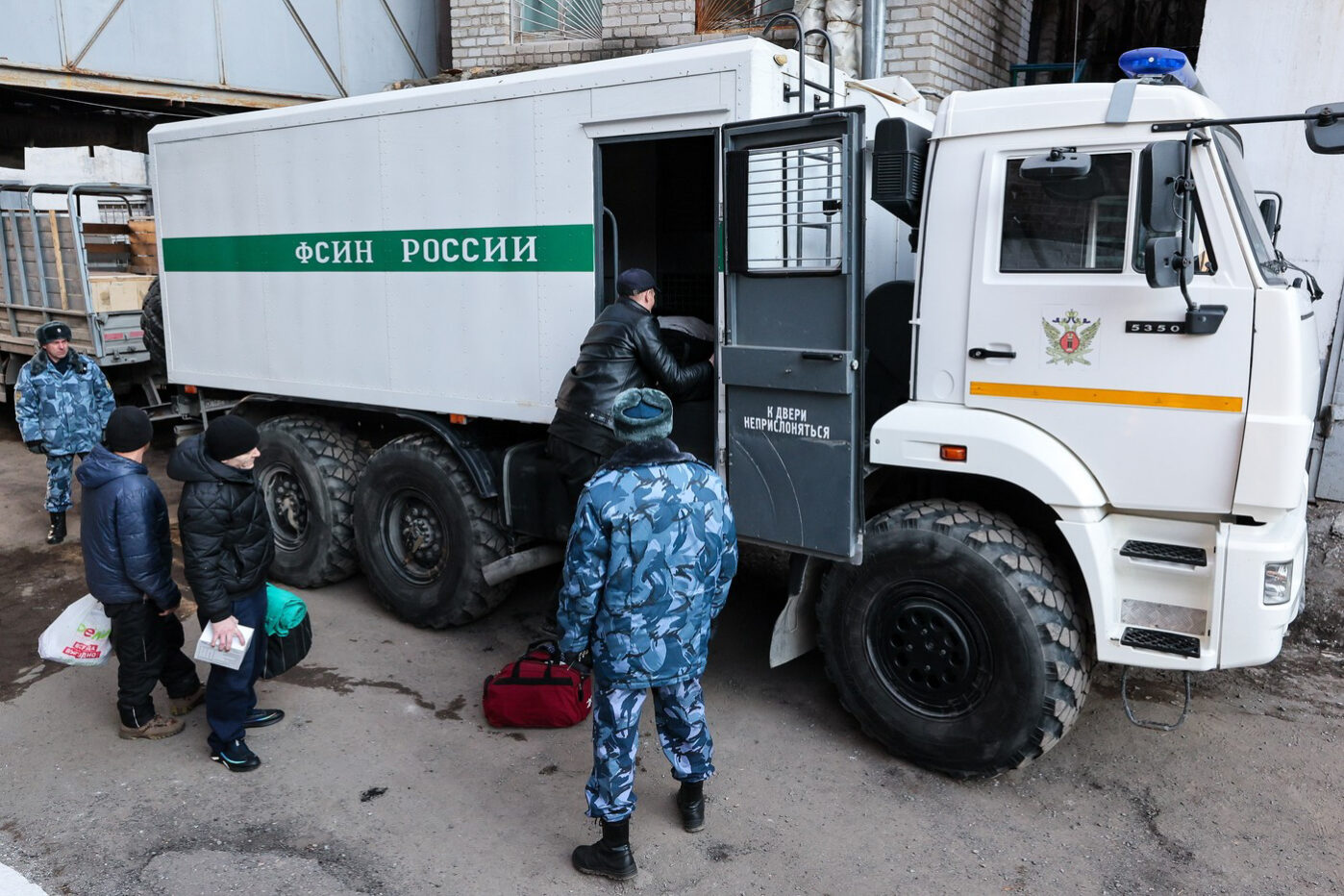 Отправка в СИЗО, погрузка в автозак