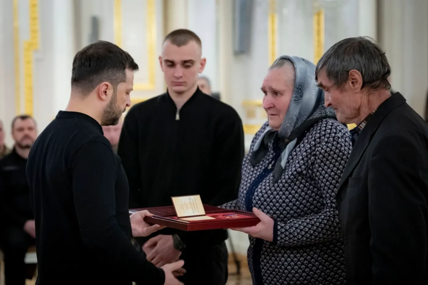  Президент Украины Владимир Зеленский вручает государственную награду и орден семье погибшего солдата