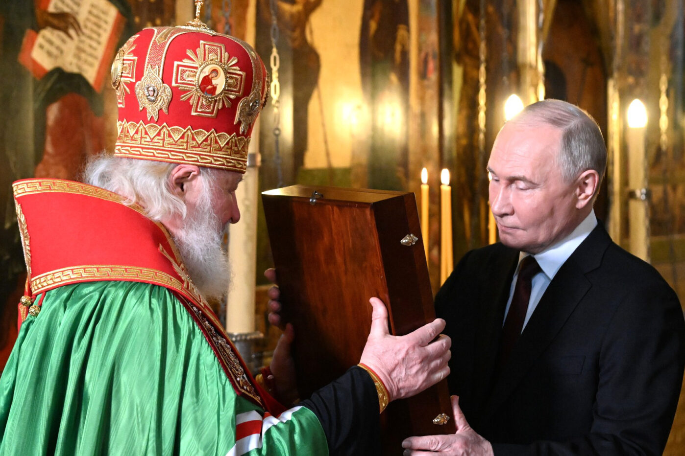 Патриарх Кирилл и Владимир Путин во время молебна в день вспуления Путина в должность президента России, Благовещенский собор Кремля