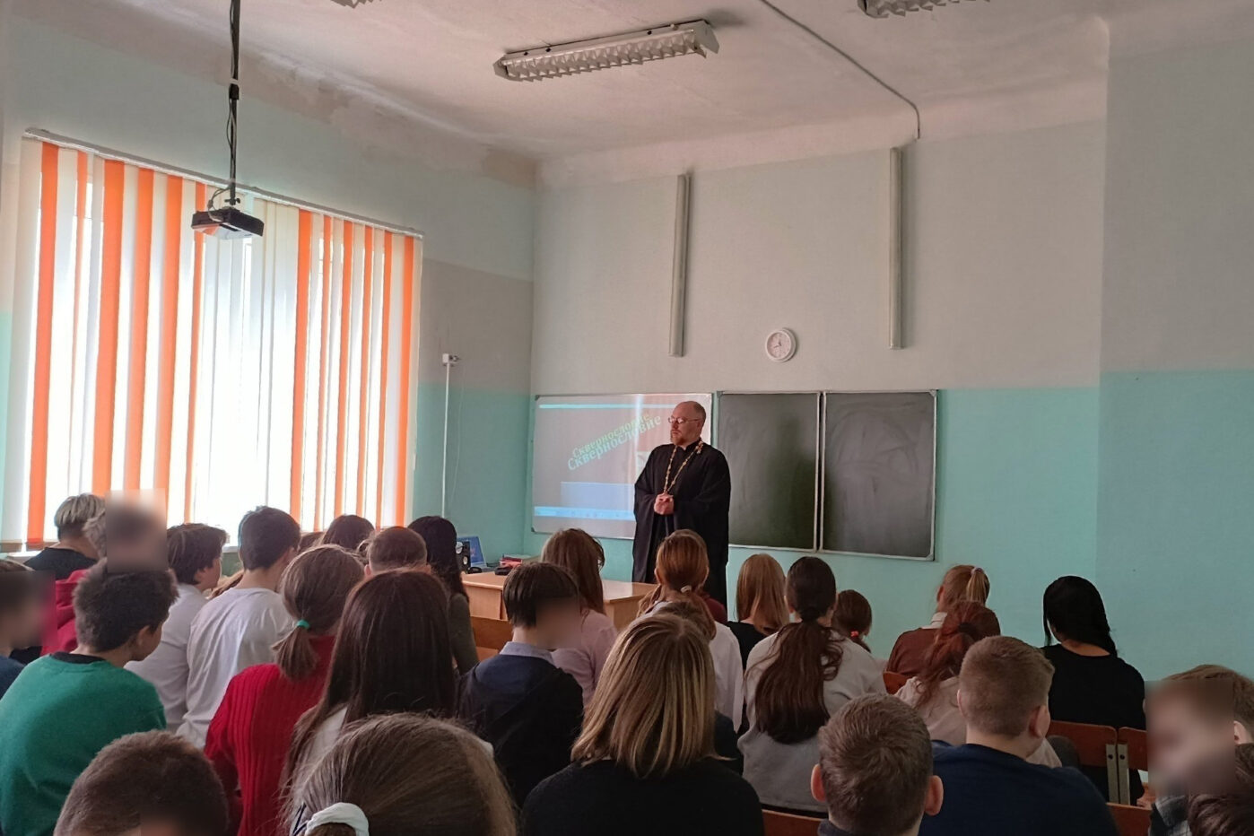 Клирик храма святого Спиридона Тримифунтского иерей Василий Зверев проводит беседу о вреде мата в смоленской школе