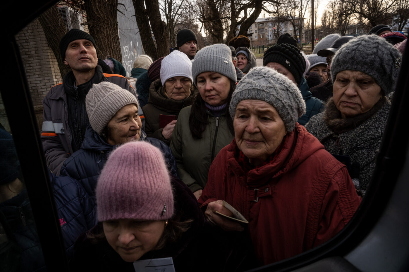Мирные жители получают гуманитарную помощь после ракетного удара по Николаевке