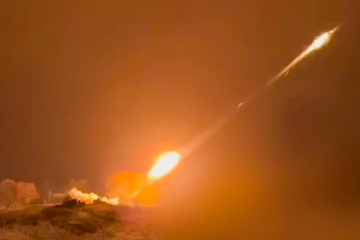 Российские военнослужащие ведут огонь из реактивных систем залпового огня «Солнцепек» в приграничных районах Курской области России