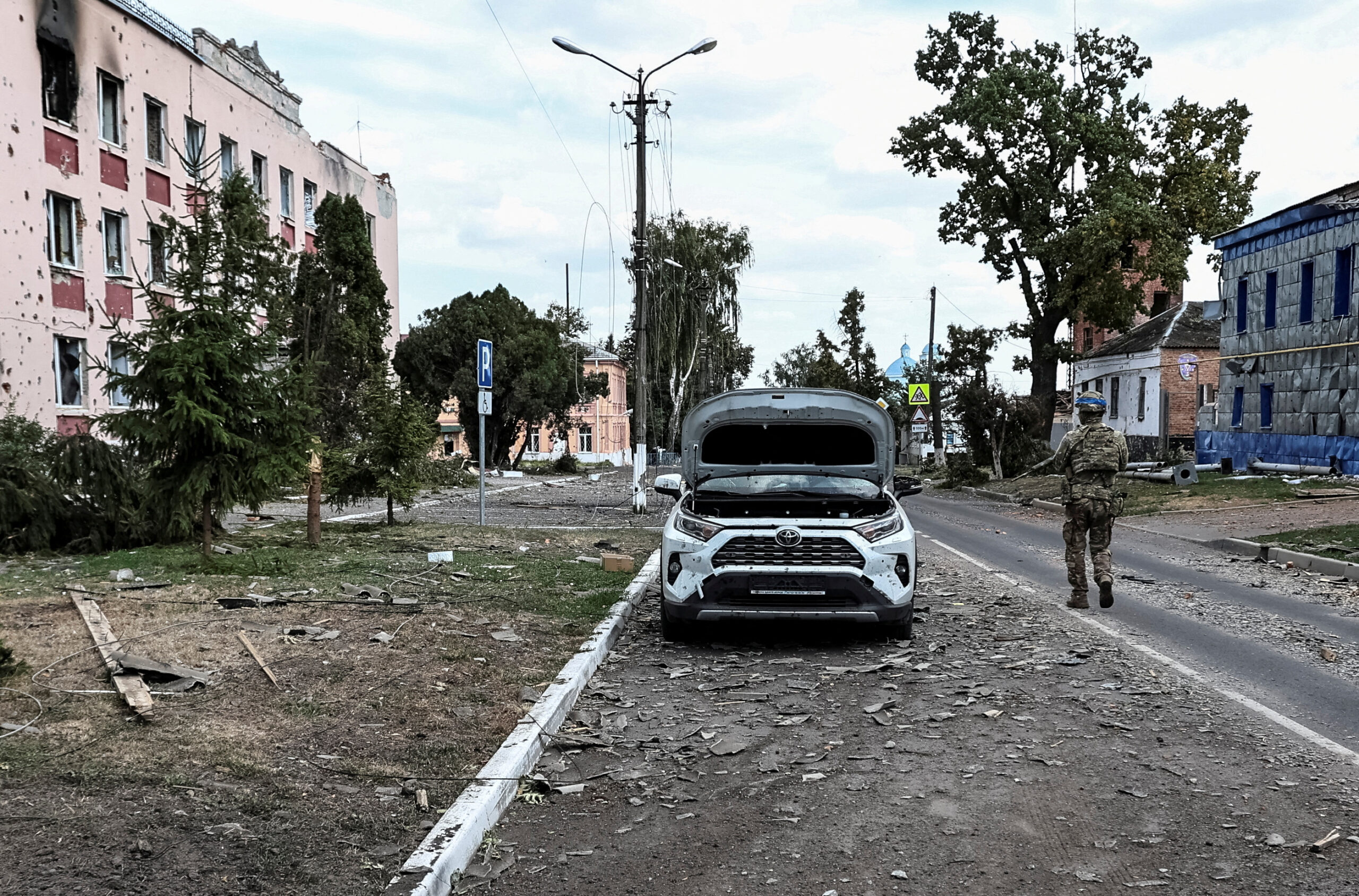 Украинский военнослужащий патрулирует улицу Суджи в августе 2024 года