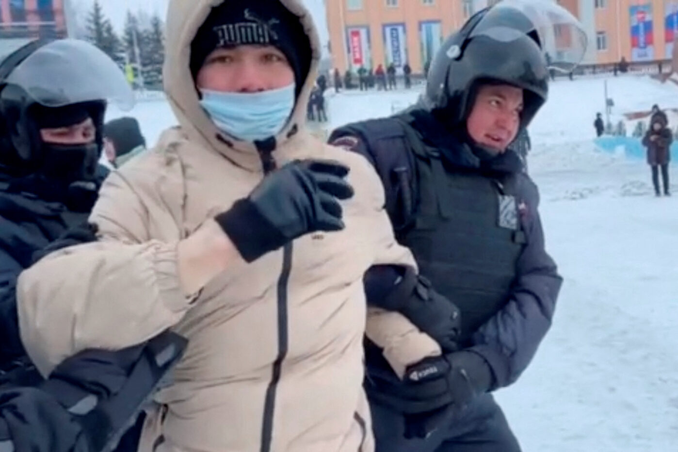 Протесты в Башкортостане в январе 2024 года, полиция задерживает демонстранта, протестующего против приговора суда