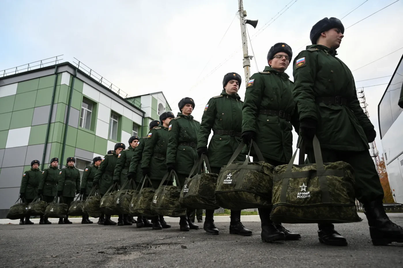 Российские призывники, призванные на военную службу во время осеннего призыва 2024, идут к автобусу перед отправкой в гарнизоны