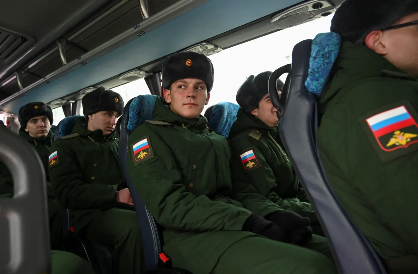 Российские призывники, призванные на военную службу во время осеннего призыва 2024, сидят в автобусе перед отправкой в гарнизоны