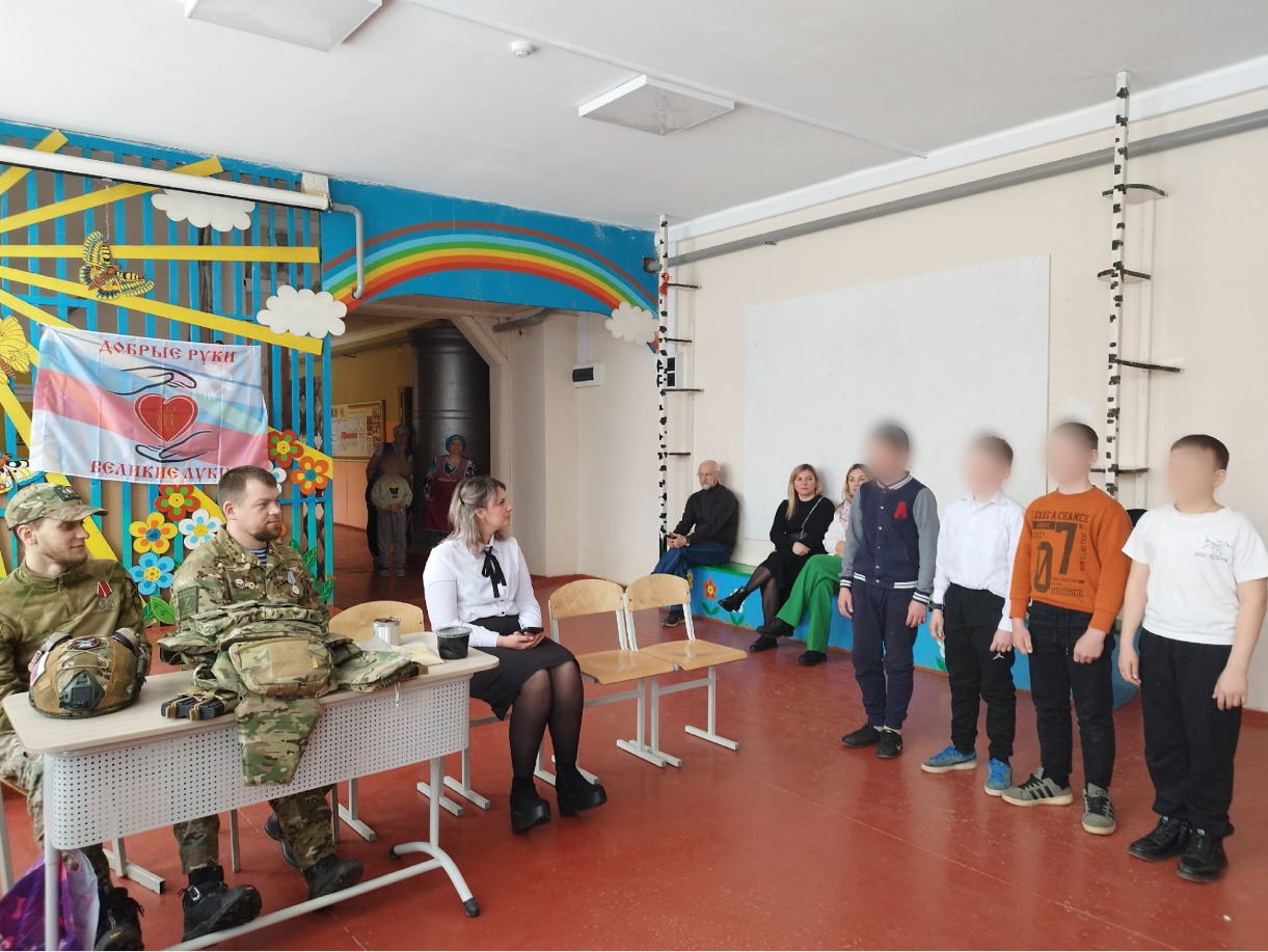 В российских школах на «уроки мужества» пришли военные, участвовавшие в операции «Поток» в Курской области