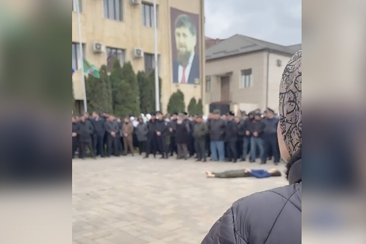 В Чечне на всеобщее обозрение выставили тело подростка, напавшего на сотрудников ДПС