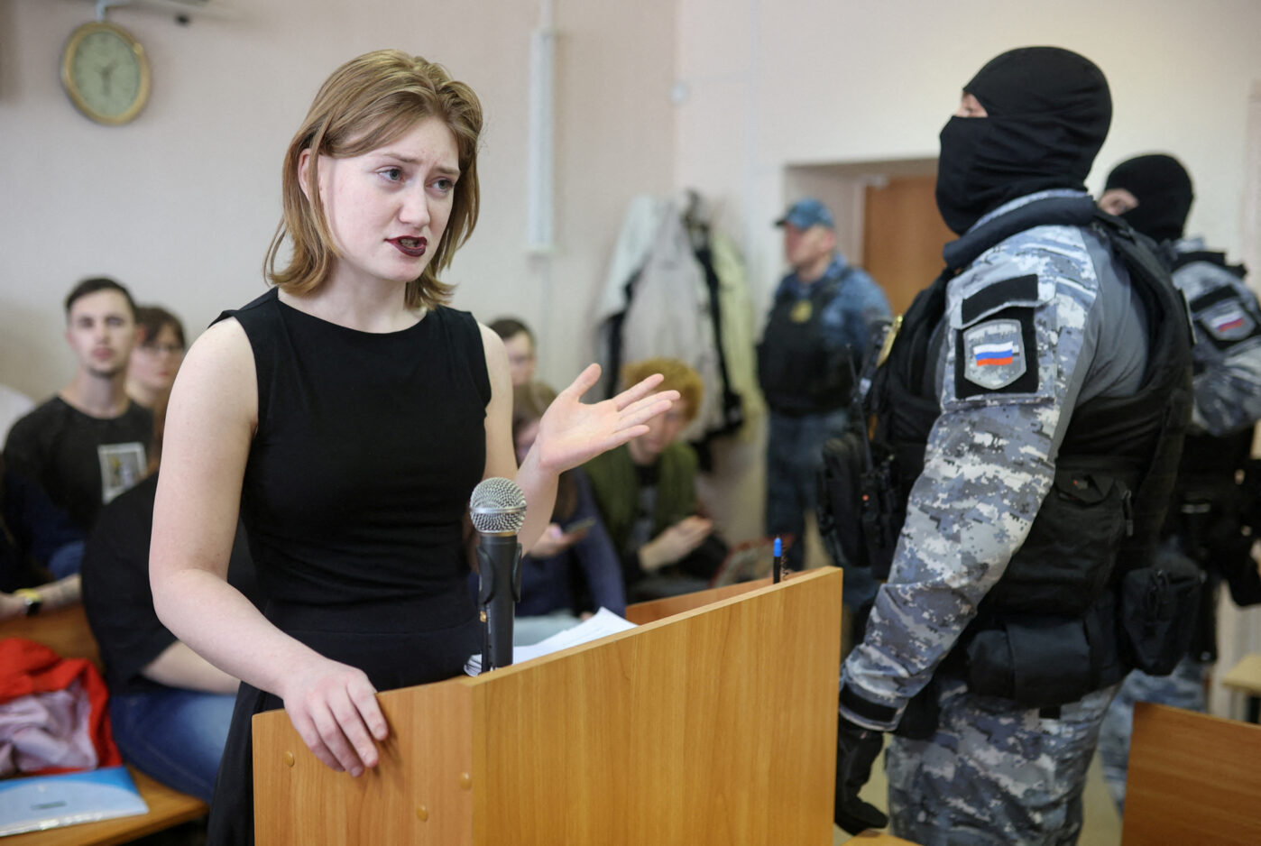 Активистка Дарья Козырева, обвиняемая в «дискредитации» армии, выступает с речью на судебном заседании 18 апреля 2025 года в Санкт-Петербурге.
