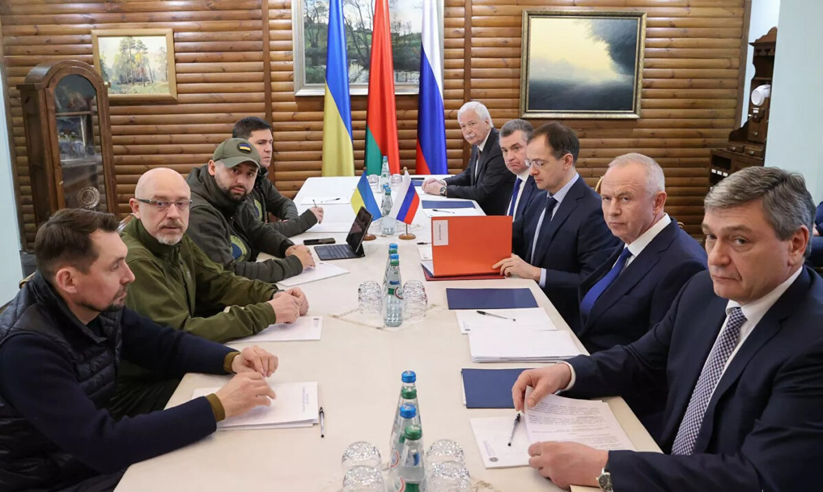 Переговоры украинской и российской делегаций в Беловежской пуще 7 марта.