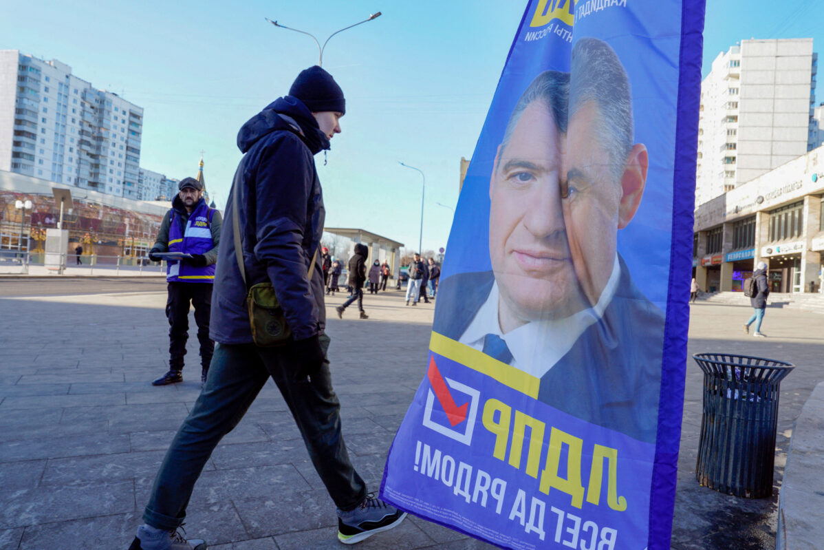Предвыборный плакат кандидата в президенты Леонида Слуцкого в Москве