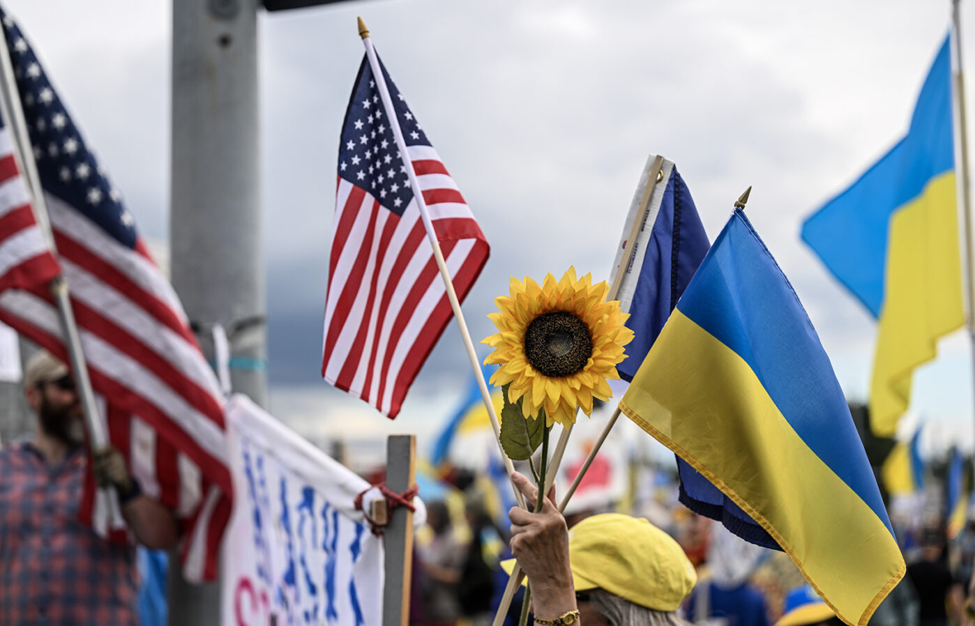 Сторонники Украины на демонстрации перед встречей президента США Дональда Трампа и президента России Владимира Путина в Анкоридже, Аляска