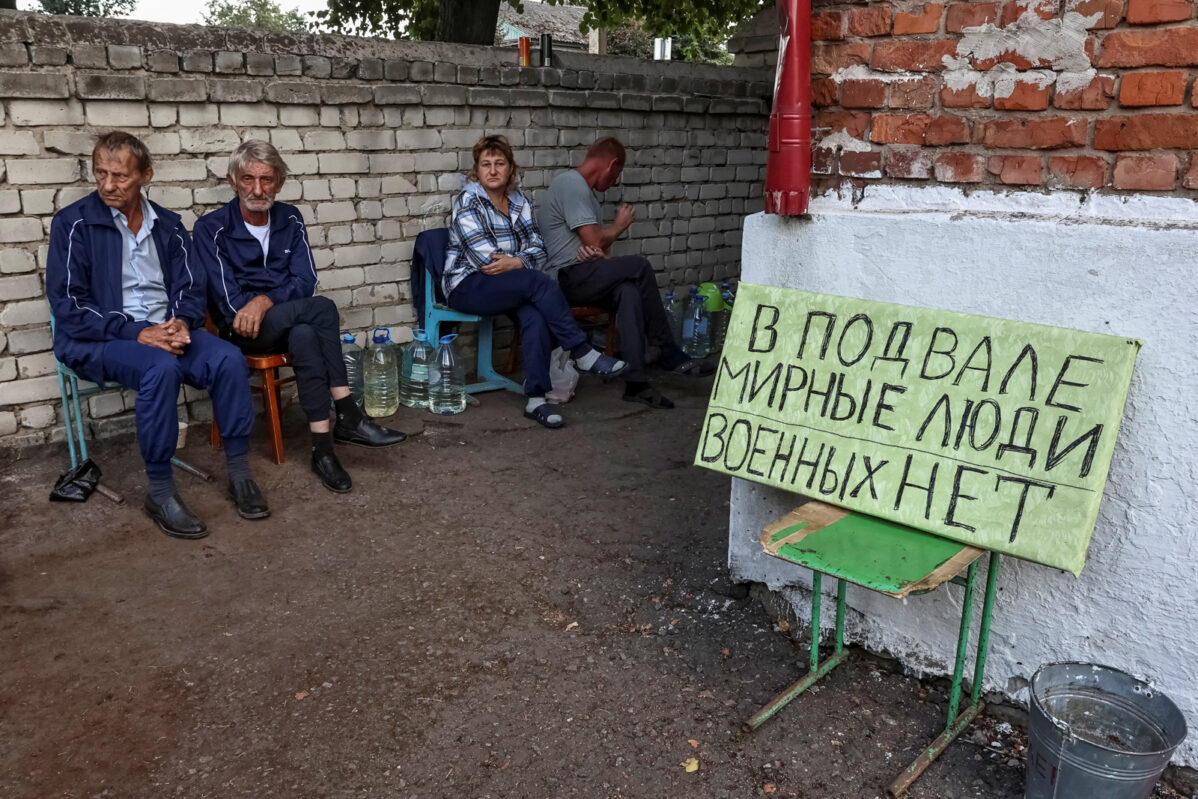 Год с вторжения ВСУ в Курскую область: местные жители сидят возле убежища, где они прятались во время боев в Судже