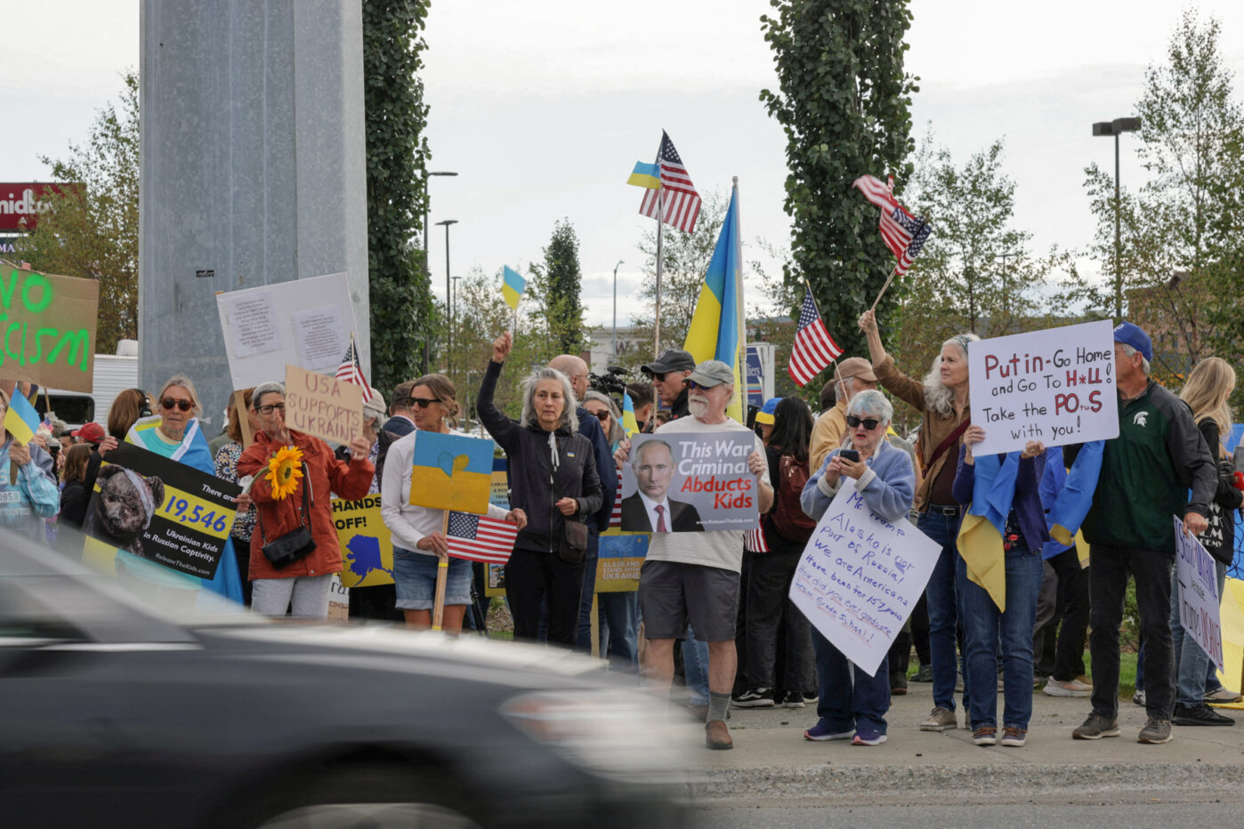 Акция протеста в знак солидарности с Украиной перед встречей Путина и Трампа в Анкоридже, Аляска