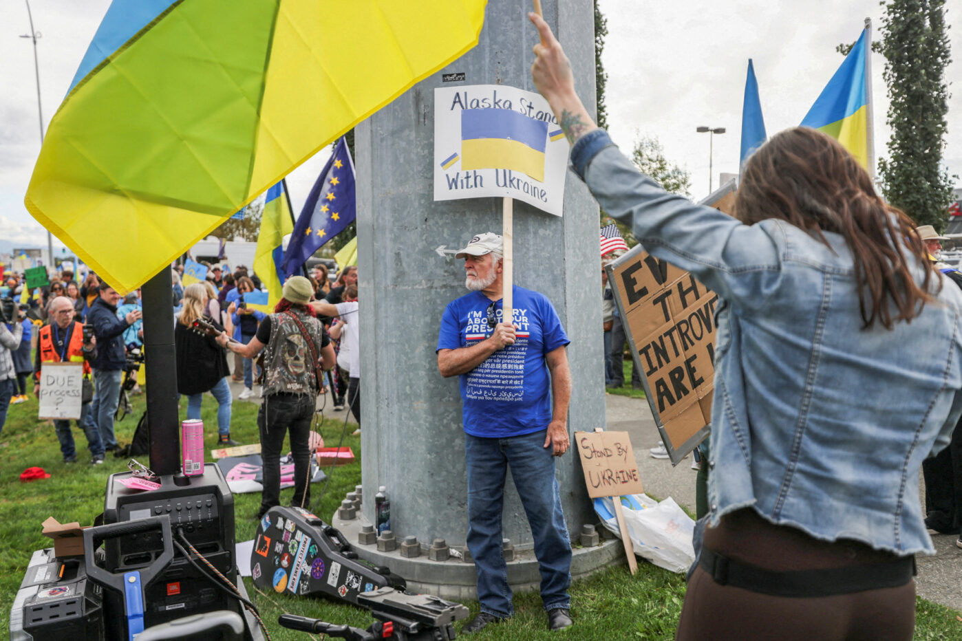 Акция протеста в знак солидарности с Украиной перед встречей Трампа и Путина в Анкоридже, Аляска