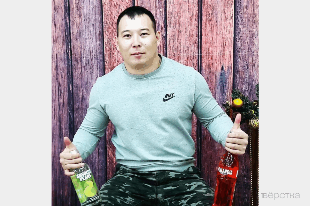 Из прифронтовых районов уезжают местные юноши. Зато там много военных. С ними заводят отношения местные школьницы, однако эти связи заканчиваются не всегда хорошо