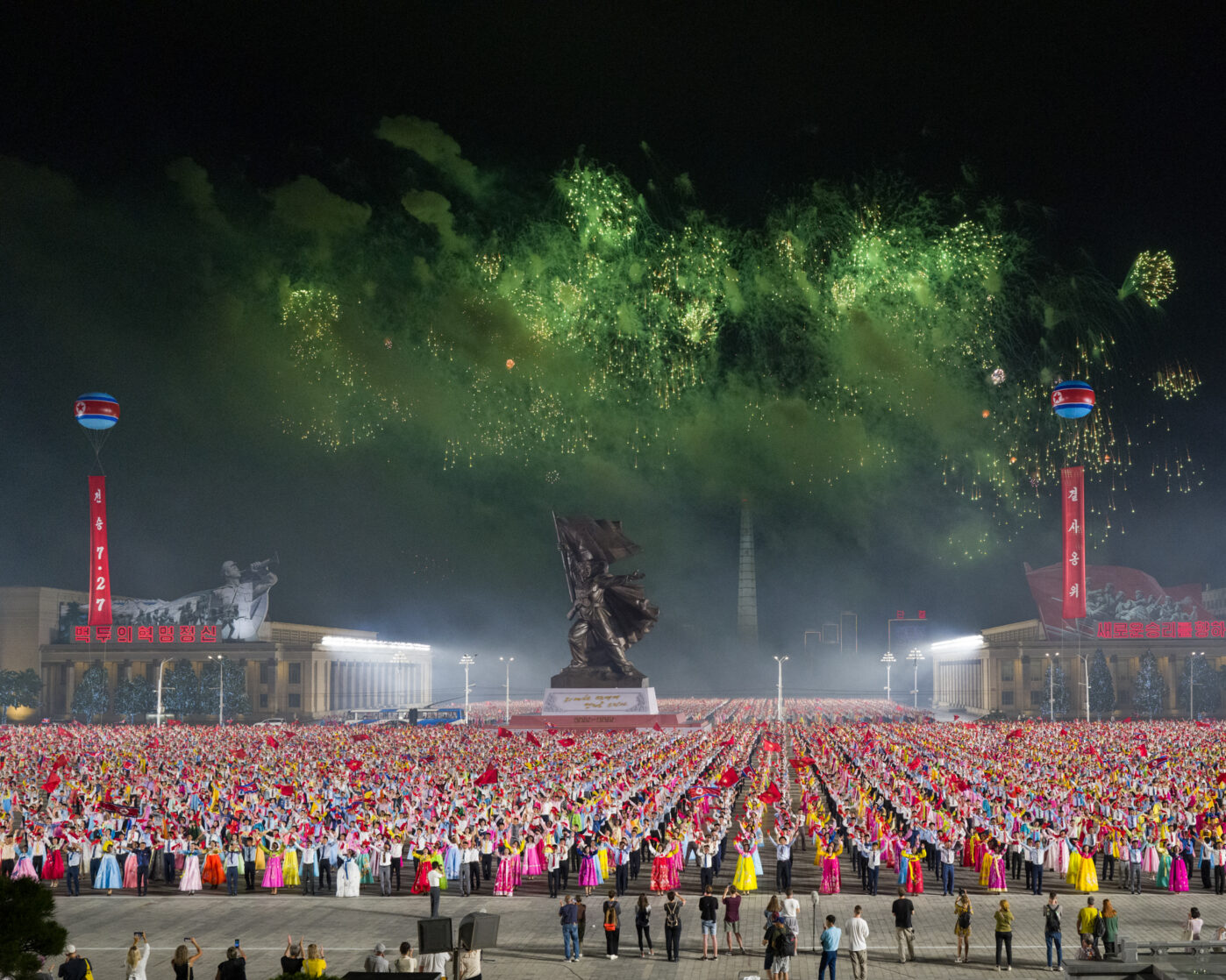 Массовый танец на&nbsp;площади Ким Ир&nbsp;Сена в&nbsp;Пхеньяне, посвященный празднованию Дня Победы. Этот праздник в&nbsp;Северной Корее отмечают 27&nbsp;июля.