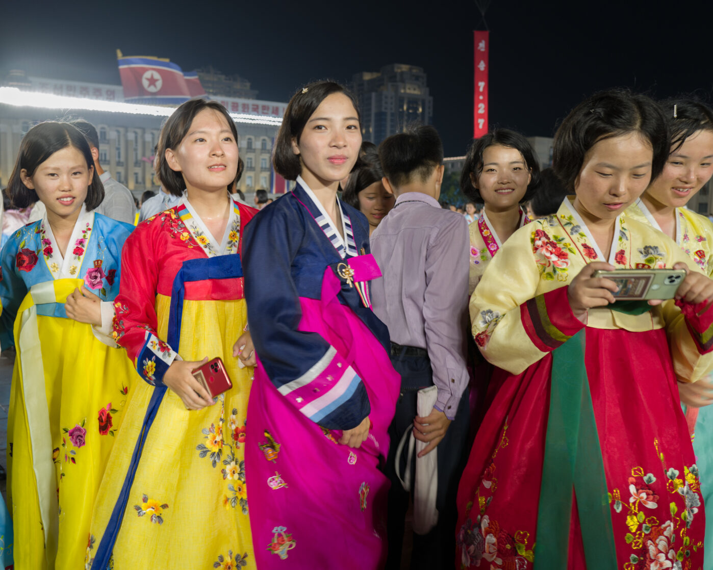 Студенты собираются на&nbsp;площади Ким Ир Сена, главной площади Пхеньяна, чтобы принять участие в&nbsp;массовом танцевальном вечере, посвященном Дню Победы