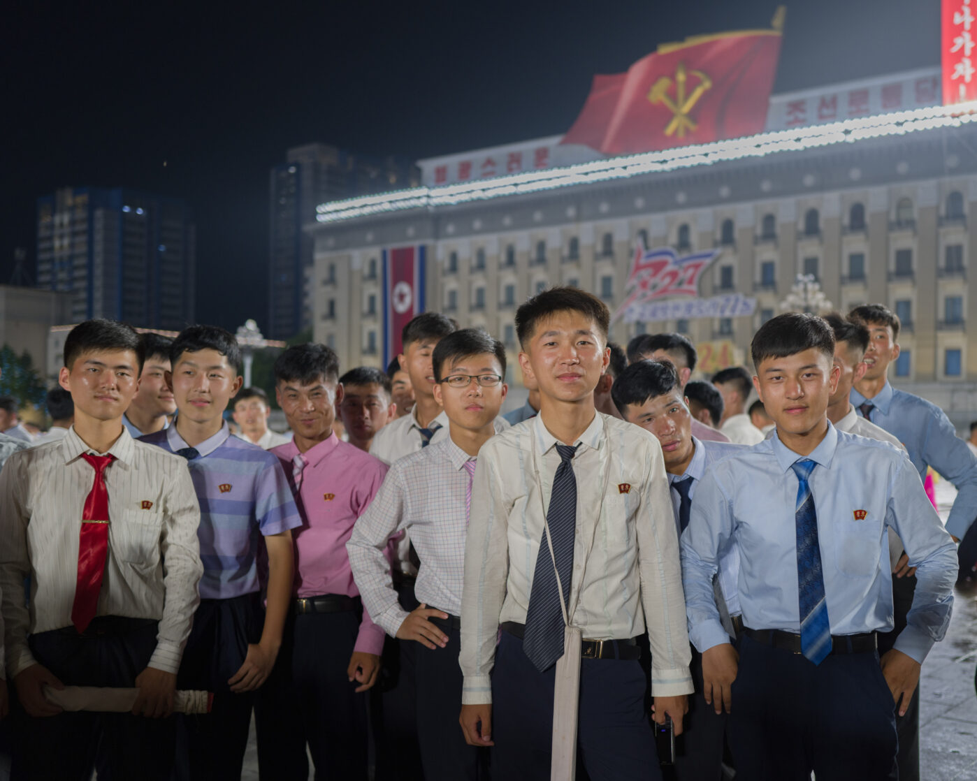 Студенты собираются на&nbsp;площади Ким Ир Сена, главной площади Пхеньяна, чтобы принять участие в&nbsp;массовом танцевальном вечере, посвященном Дню Победы