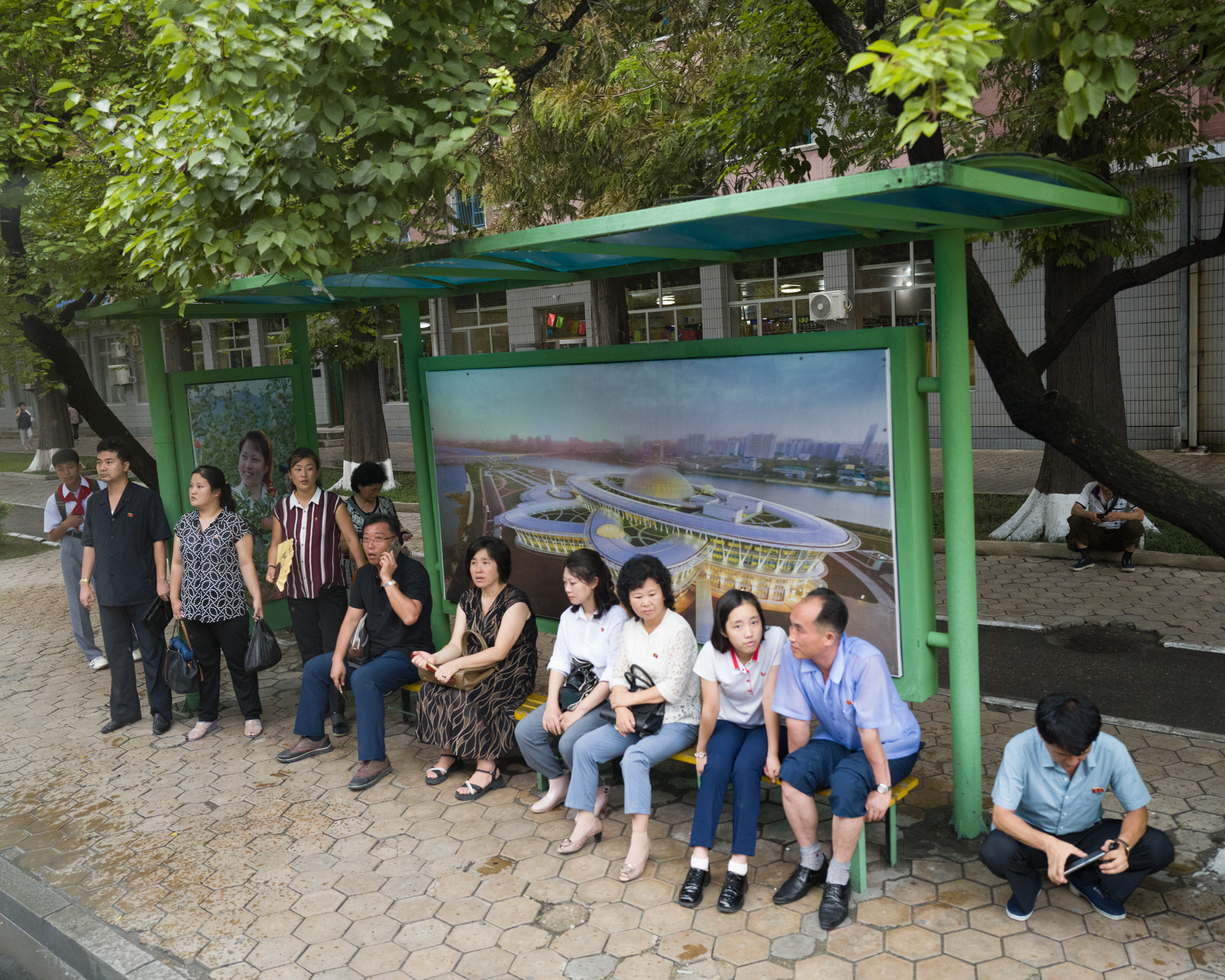 Остановка общественного транспорта в&nbsp;Пхеньяне, Северная Корея