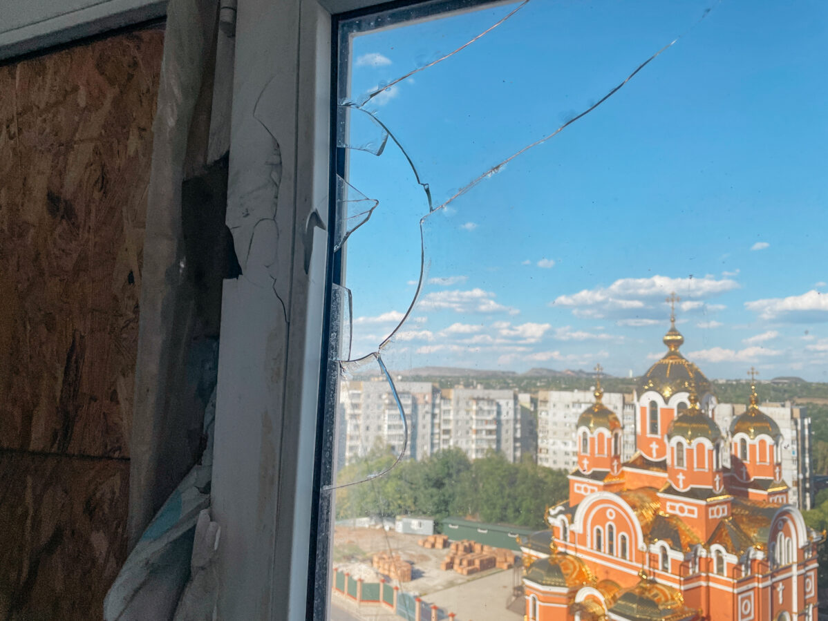 Вид на&nbsp;храм святого великомученика Пантелеимона Целителя из&nbsp;разбитого окна многоквартирного дома в&nbsp;Донецке