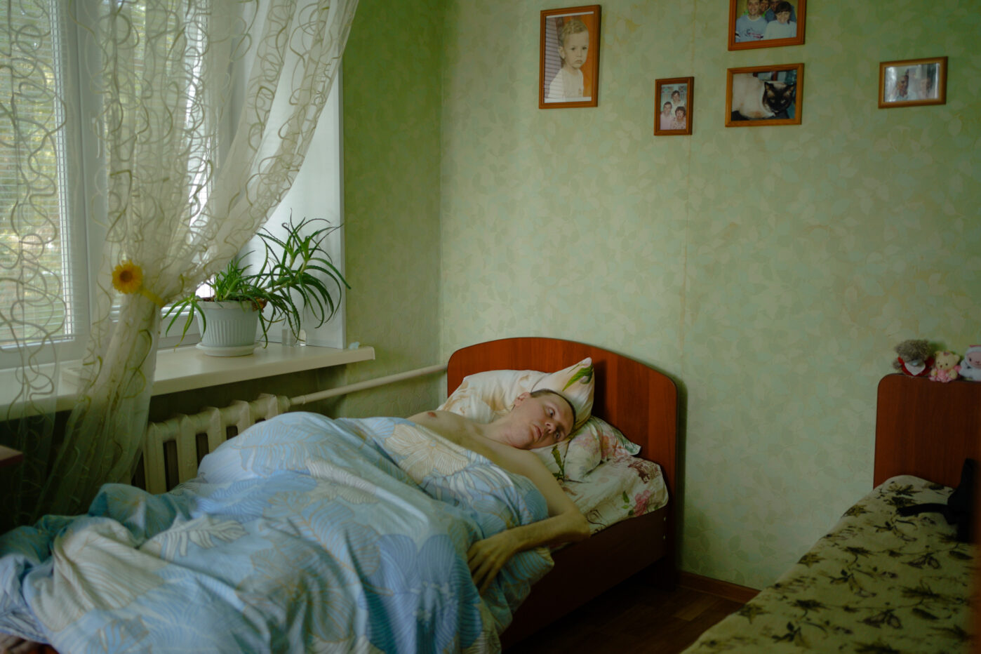В Оренбурге 70-летняя женщина ухаживает за двумя детьми с инвалидностью и уже пять лет фактически заперта дома. Помощи от социальных служб особо нет