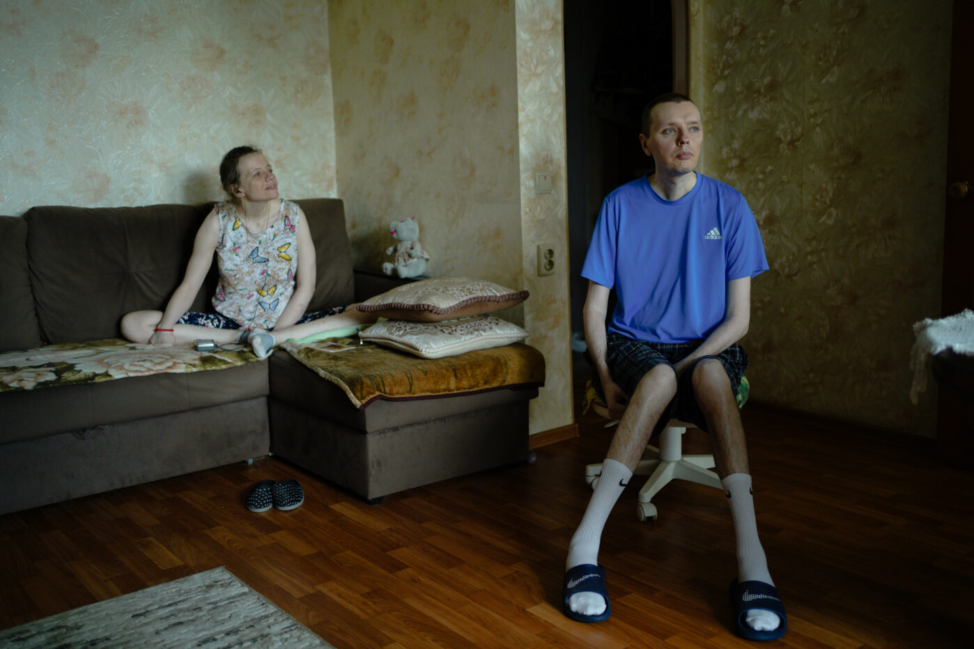 В Оренбурге 70-летняя женщина ухаживает за двумя детьми с инвалидностью и уже пять лет фактически заперта дома. Помощи от социальных служб особо нет