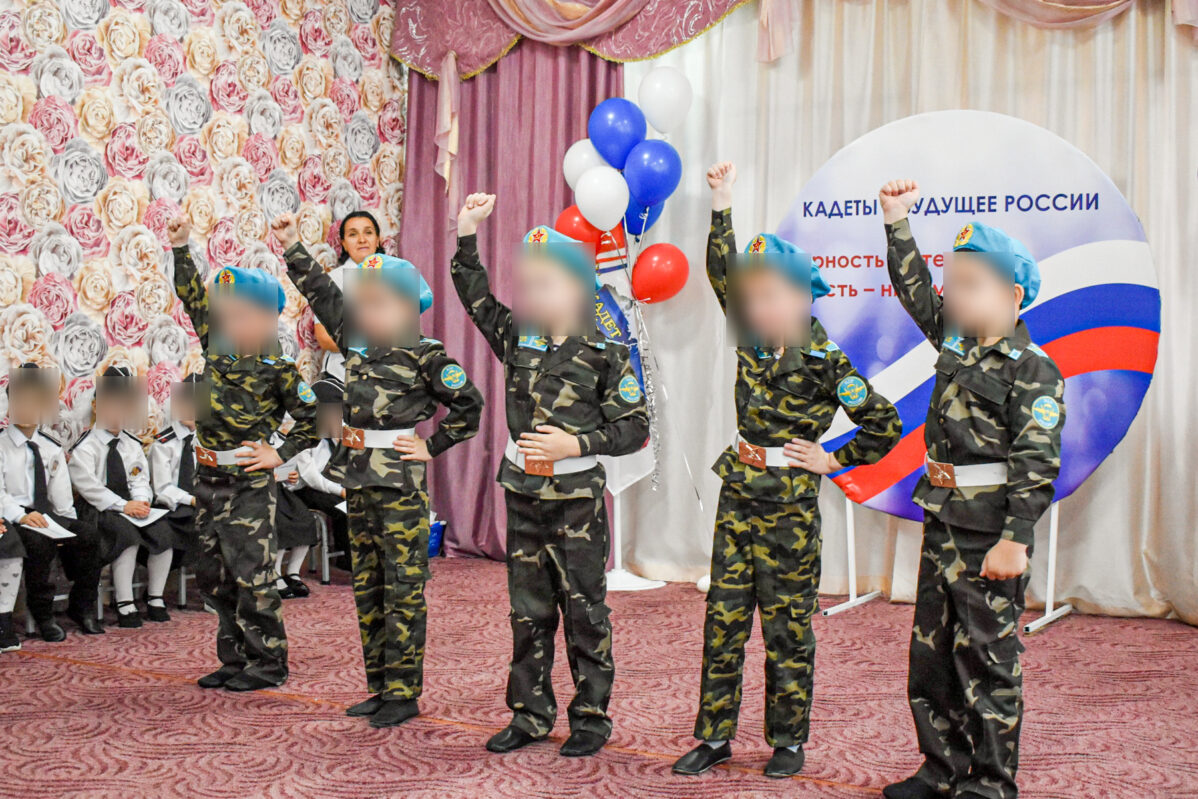 После начала «СВО» в&nbsp;детсадах начали массово открывать кадетские группы. Их&nbsp;задача&nbsp;— готовить солдат с&nbsp;детства
