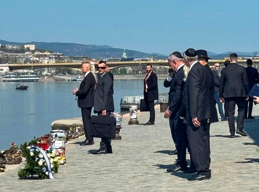 Израильский премьер Беньямин Нетаньяху около памятника жертвам Холокоста в Будапеште. 4 апреля 2025