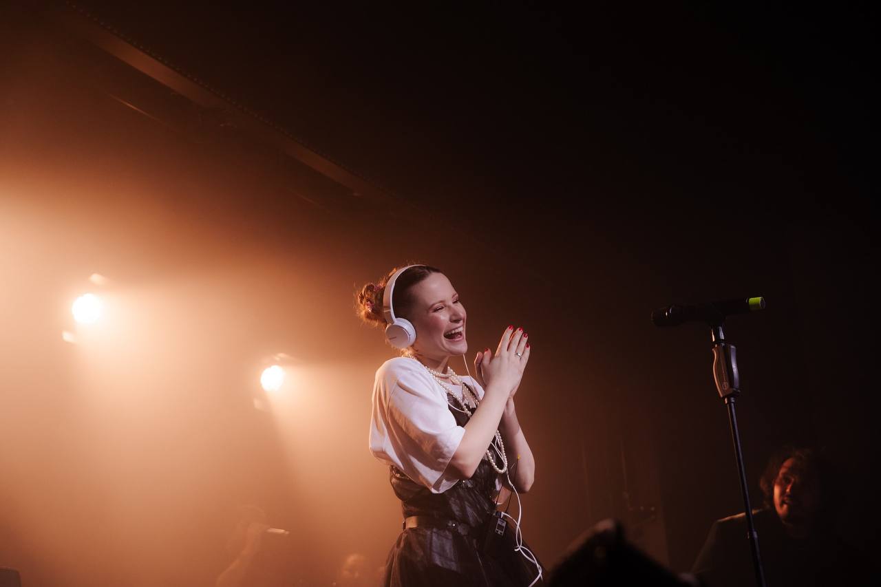 Суд в Москве заочно арестовал певицу Монеточку (Елизавету Гырдымову) по делу об уклонении от исполнения обязанностей «иноагента»