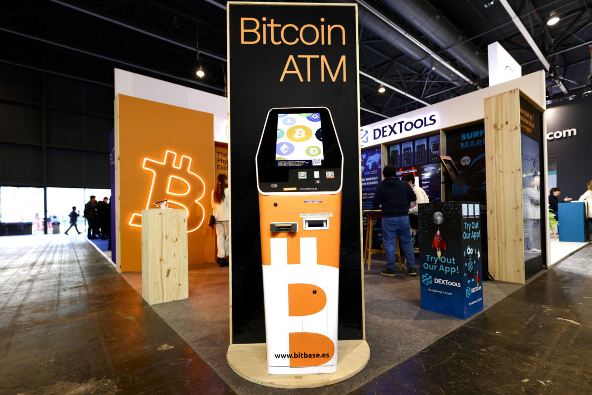 Из-за новых санкций&nbsp;ЕС банки и&nbsp;криптообменники уже начали блокировать россиянам счета