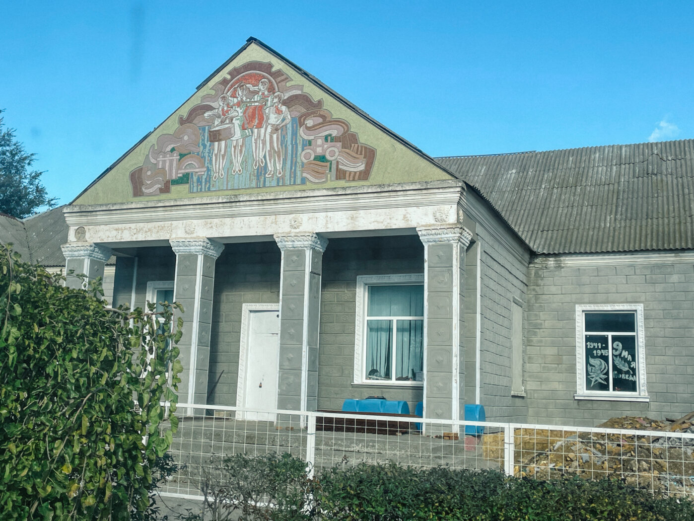 Рынок и районная больница — одни из немногих мест в Каланчаке, где продолжается жизнь после оккупации