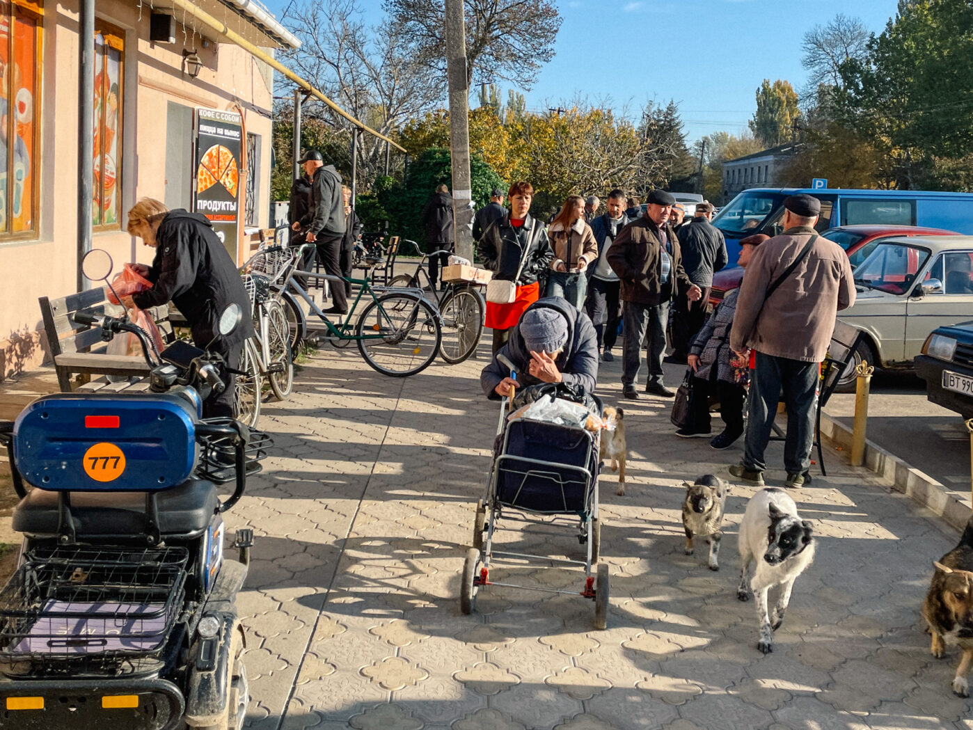 Рынок и районная больница — одни из немногих мест в Каланчаке, где продолжается жизнь после оккупации