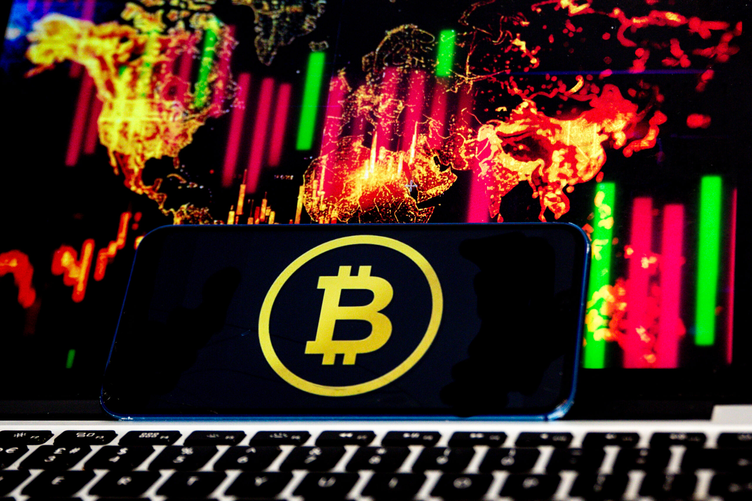 Биткоин опустился к&nbsp;апрельским значениям, «эфир» теряет более четверти стоимости за&nbsp;месяц, а&nbsp;крипто-фонды фиксируют крупнейшие оттоки за&nbsp;год