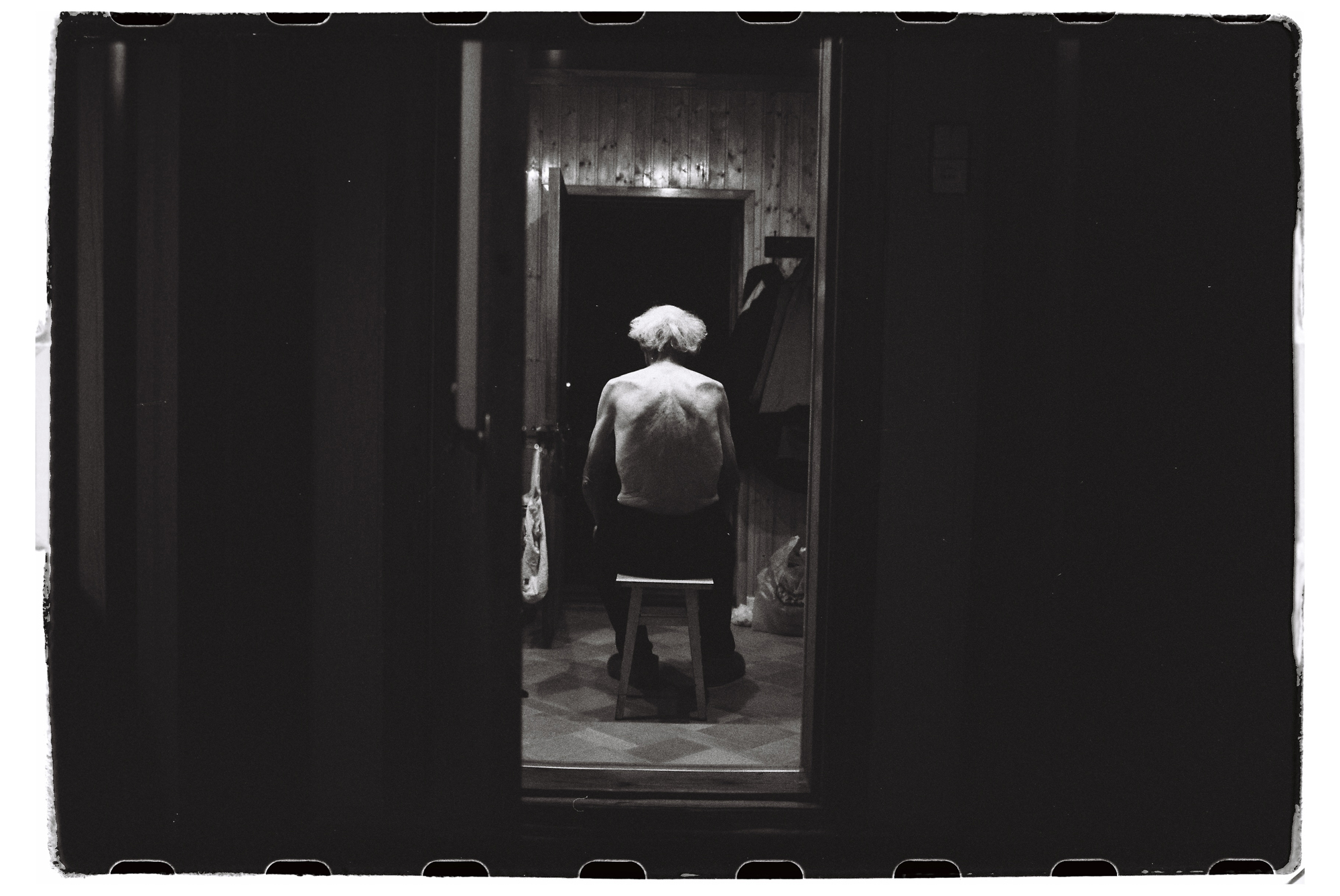 Фотопроект о болезни Альцгеймера у близкого человека: с какими трудностями сталкивается человек, ухаживающий за больным