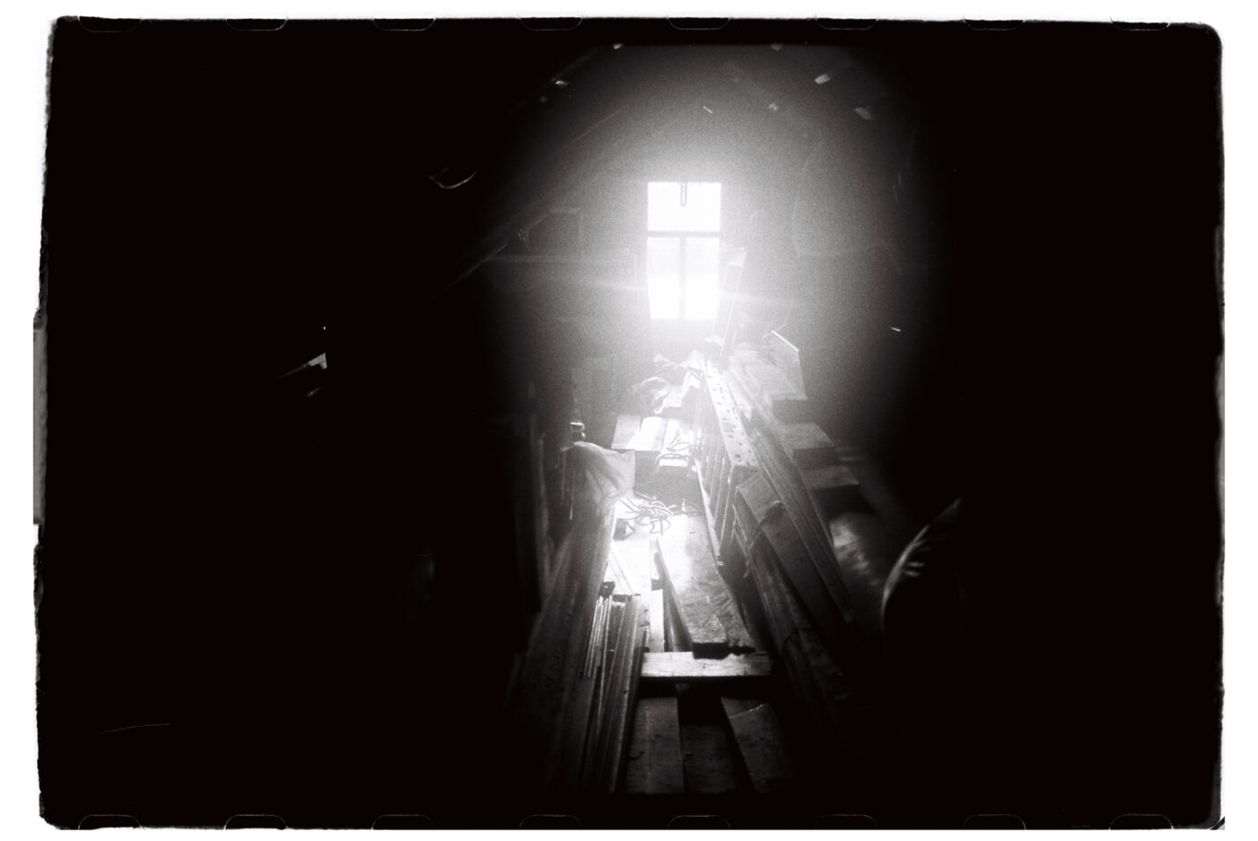 Фотограф Владимир Аверин в фотопроекте о болезни Альцгеймера у близкого человека рассказывает, с какими трудностями сталкивается человек, ухаживающий за больным