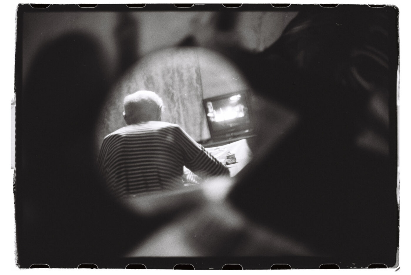 Фотограф Владимир Аверин в фотопроекте о болезни Альцгеймера у близкого человека рассказывает, с какими трудностями сталкивается человек, ухаживающий за больным