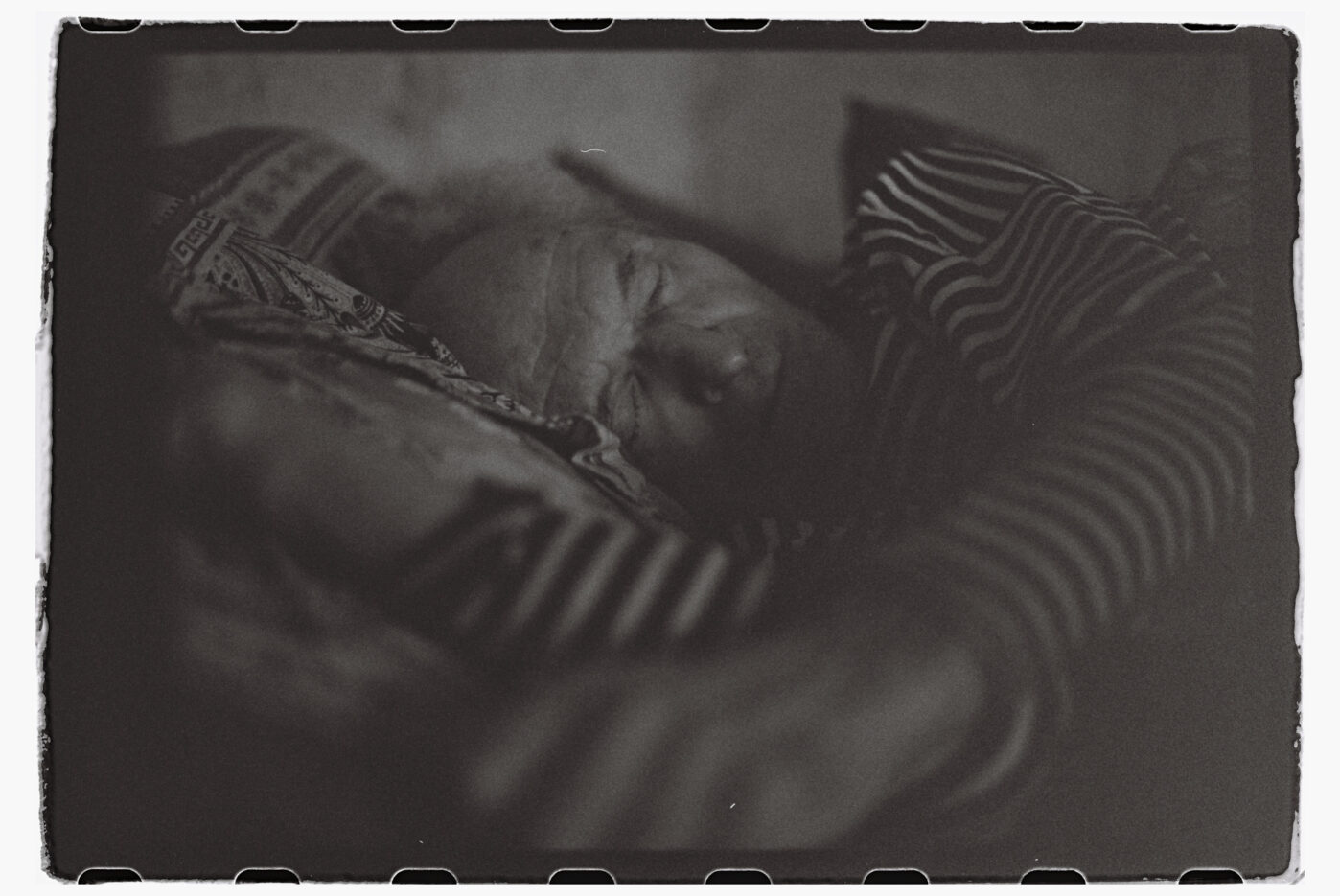 Фотограф Владимир Аверин в фотопроекте о болезни Альцгеймера у близкого человека рассказывает, с какими трудностями сталкивается человек, ухаживающий за больным