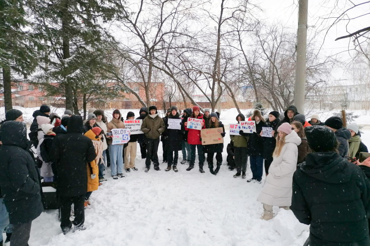 После блокировки Роблокс в городах России прошли митинги с просьбами о разблокировке ресурса. Блокировку Роблокс критиковала даже Екатерина Мизулина