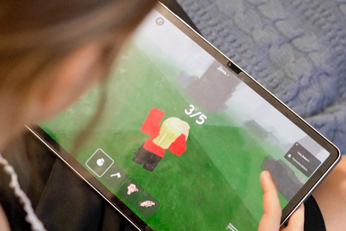 Роблокс неоднократно обвиняли в том, что его используют педофилы и мошенники, находящие жертв среди аудитории приложения