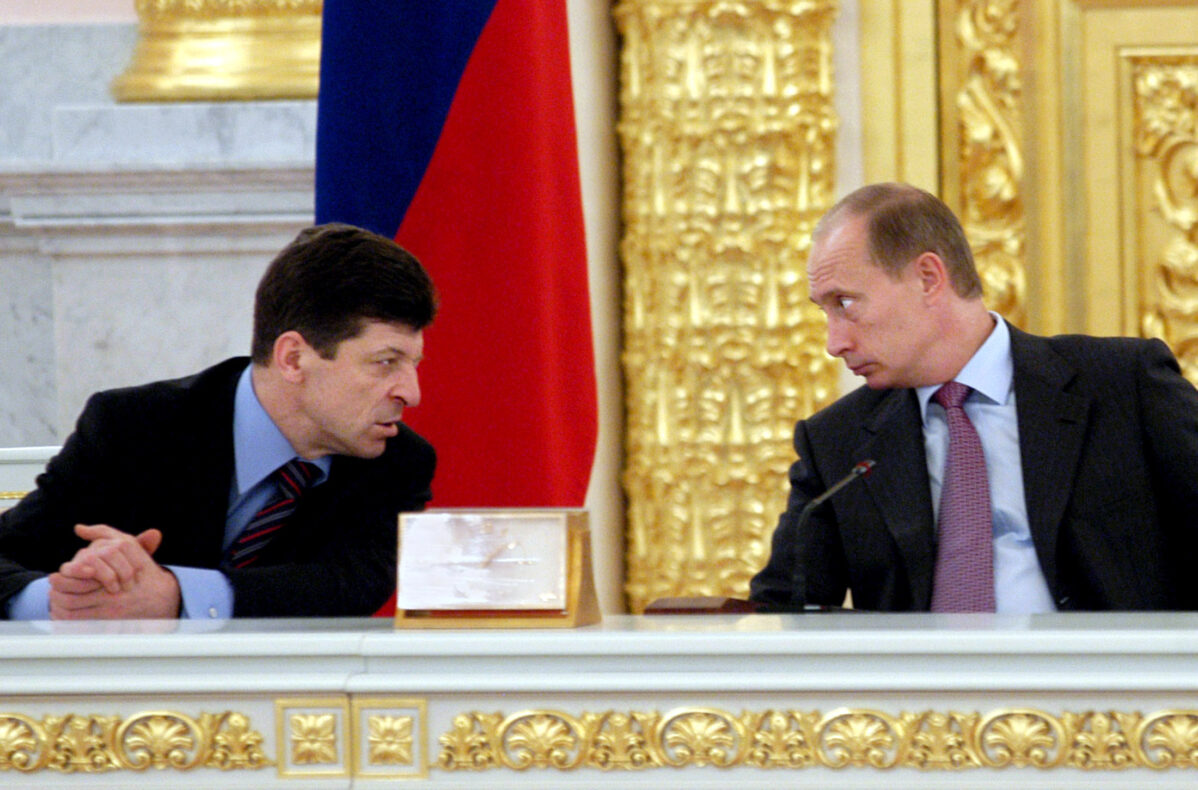 Уже в 2000 году Дмитрия Козака называли одним из самых близких к Владимиру Путину людей