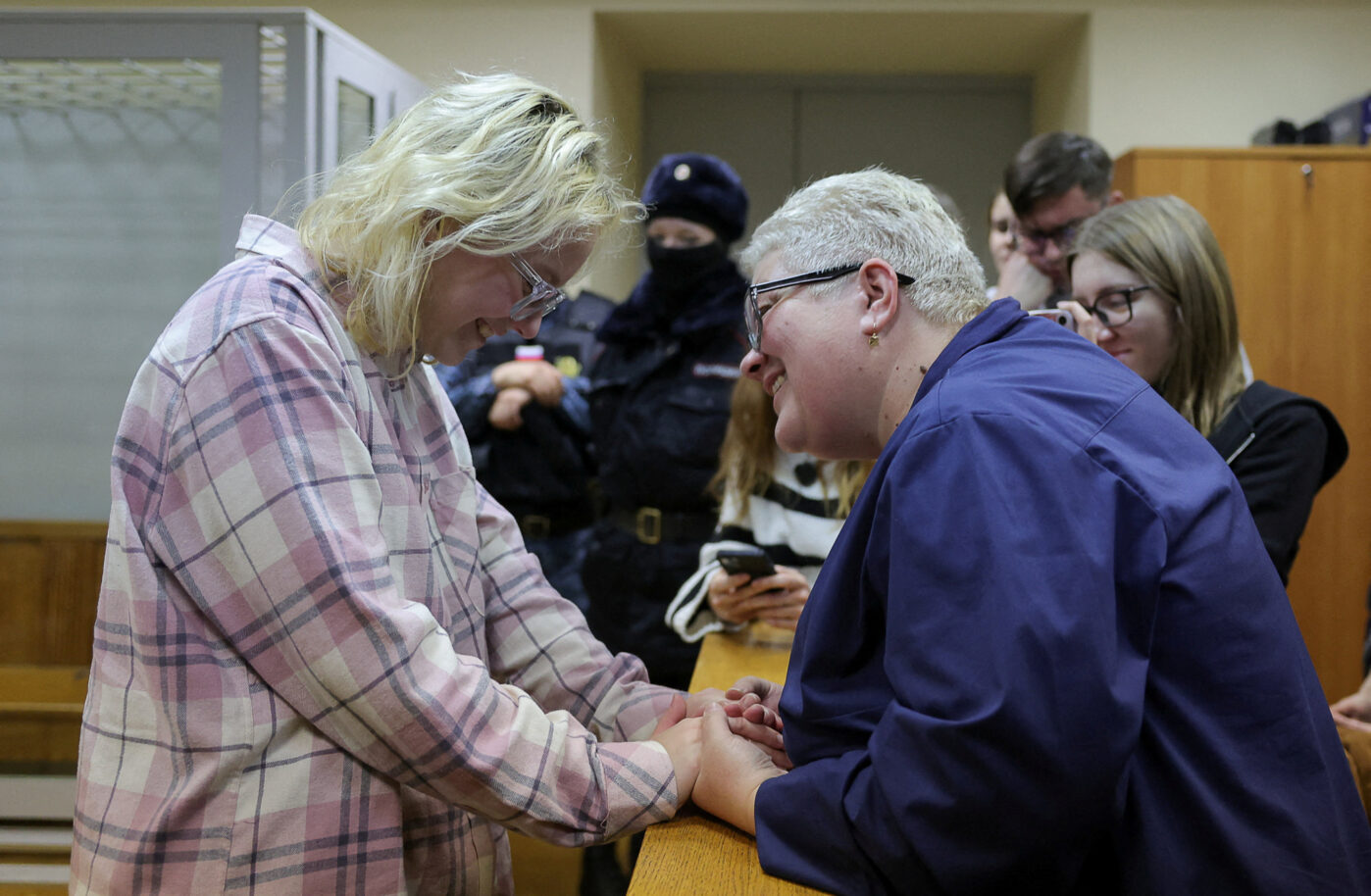 Диана Логинова (Наоко) во время перерыва в судебном заседании со своей матерью Ириной