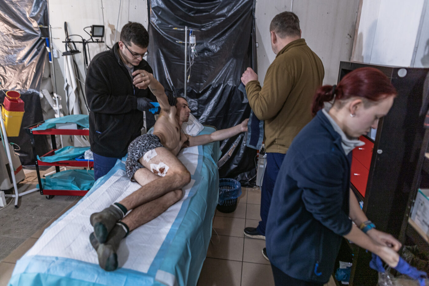 Украинские военные медики оказывают помощь раненому солдату в&nbsp;Донецкой области